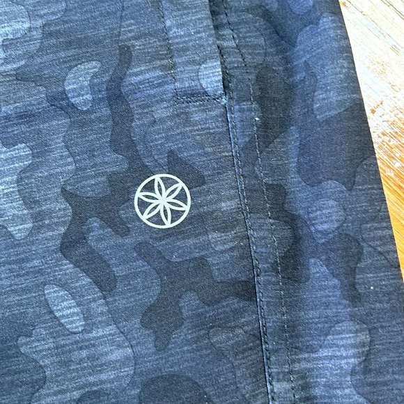 GAIAM men’s athletic camo print shorts. Black. Size Small. Elastic waist. - Picture 2 of 12